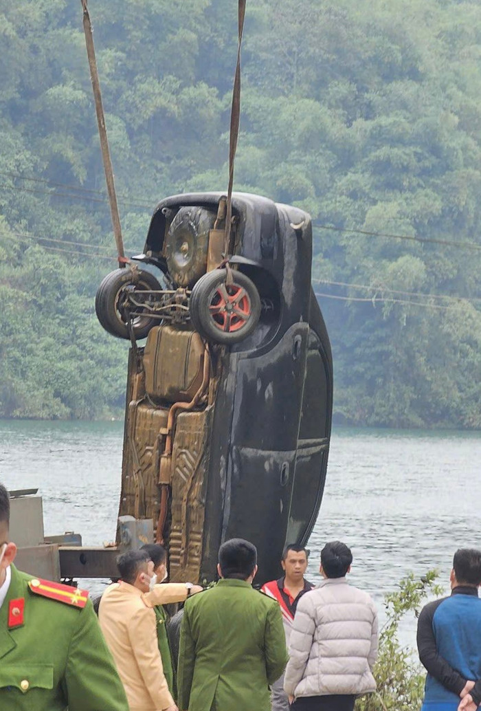 Xót xa người đàn ông tử vong trong ô tô chìm dưới lòng hồ sông Đà.