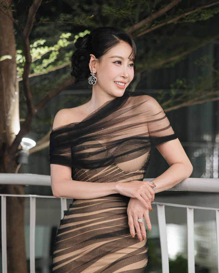 Hoa hậu Hà Kiều Anh thường xuyên được khen ngợi gương mặt trẻ trung, xinh đẹp dù đã bước sang tuổi U50. 