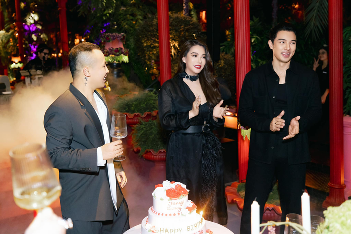 Trên trang cá nhân, Trương Ngọc Ánh và bạn trai cũng không còn tương tác như cũ. Dù trước đó, cặp đôi từng phủ nhận tin đồn chia tay, việc không gặp mặt là do Anh Dũng đang tất bật với vai diễn mới. 