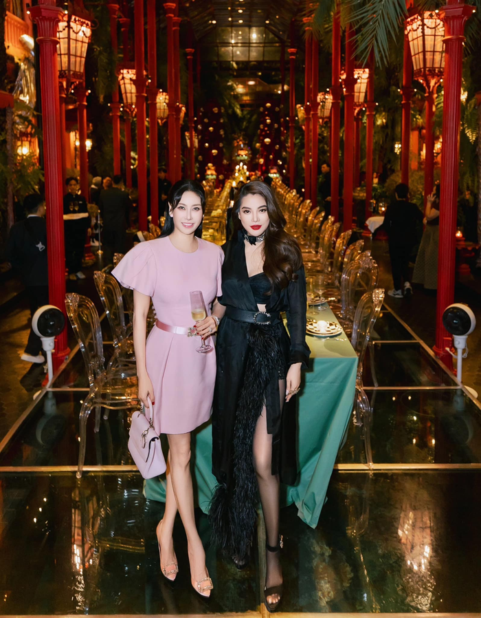 Trương Ngọc Ánh nổi bật trong bộ cánh quyến rũ. Để trang phục không bị quá đơn giản, người đẹp để hở cúc áo, lộ cả nội y bên trong tạo ấn tượng mạnh trước ống kính.