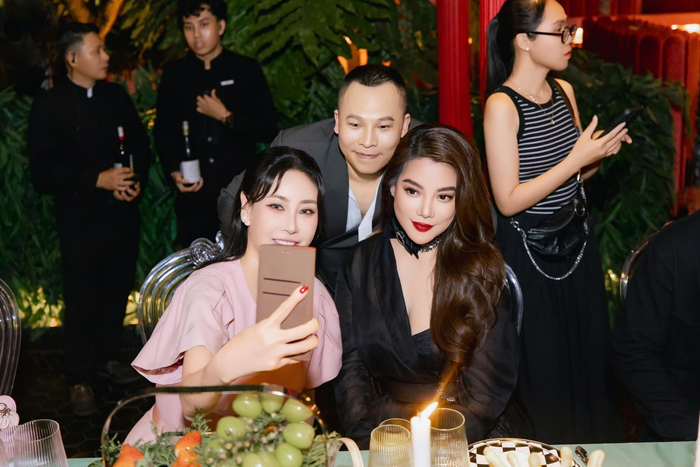 Trương Ngọc Ánh chọn tông trang điểm sắc sảo, vừa phù hợp với trang phục mà còn tôn được vẻ đẹp mặn mà của chính mình ở tuổi 48. Khi đọ sắc cùng Hà Kiều Anh, chân dài 'Hương Ga' và người bạn có phần đối lập. Trong khi cô toát lên nét quyền lực với màu son đỏ thì cựu Hoa hậu Việt Nam lại trẻ trung, nữ tính và ngọt ngào với gam màu hồng phấn. 