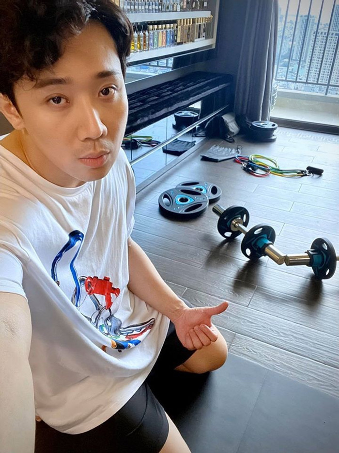 Nam nghệ sĩ gặp áp lực trong chuyện tăng cân. Anh thường xuyên tập luyện, kiêng ăn để có vẻ ngoài cân đối, đẹp mắt khi lên hình. (Ảnh FBNV)