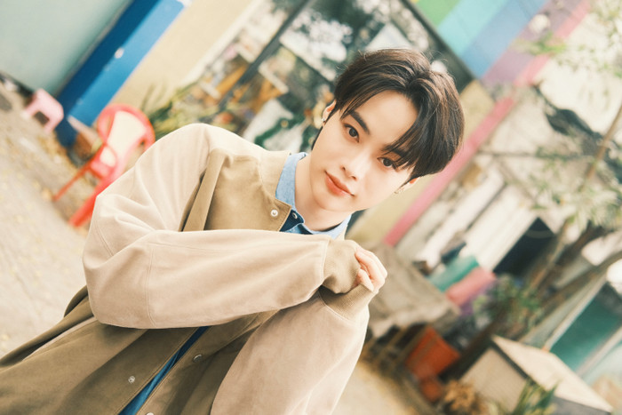 Nam idol người Việt diện trang phục đơn giản, ghi lại những khoảnh khắc đáng nhớ tại quê nhà. 