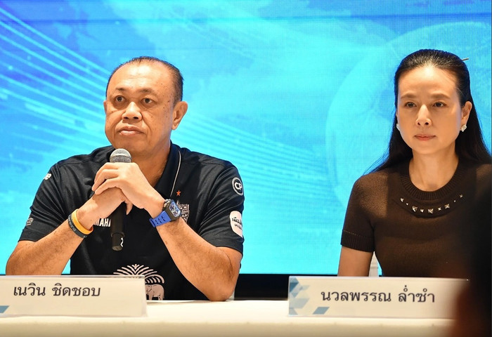 Chủ tịch Buriram United (bên trái) từng phản ứng ứng FAT, không cho quân lên đội tuyển, bây giờ ông công khai ủng hộ Madam Pang làm Chủ tịch FAT. 