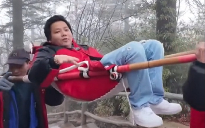 Đi leo núi ngắm cảnh nhưng lại thuê người khiêng lên, Khoa Pug khiến dân mạng tranh cãi Ảnh 2