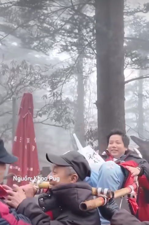 Đi leo núi ngắm cảnh nhưng lại thuê người khiêng lên, Khoa Pug khiến dân mạng tranh cãi Ảnh 1