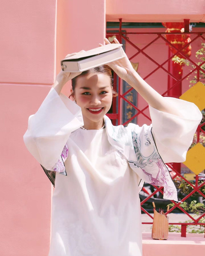 Thanh Hằng tỏa ra thần thái đầy cuốn hút trước ống kính