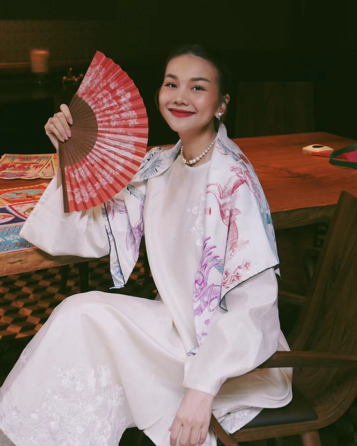 Thanh Hằng sử dụng quạt để làm đạo cụ chụp hình