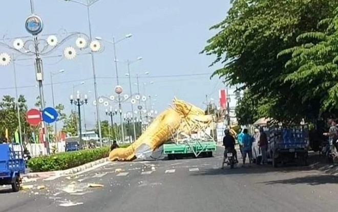 Linh vật rồng Tiền Giang chưa ra đến quảng trường đã 'gặp nạn' Ảnh 2