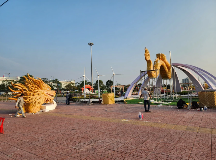 Các đơn vị chuyên môn đang khẩn trương, gấp rút khắc phục sự cố để tượng rồng được hoàn thiện đúng tiến độ