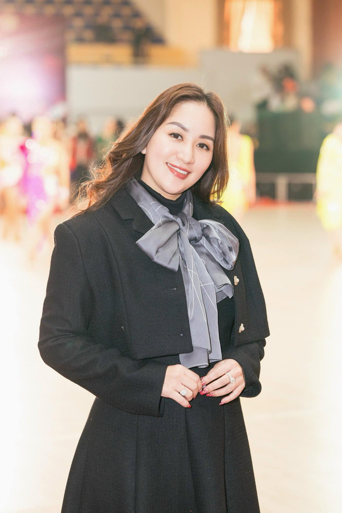 Có thể là hình ảnh về 1 người, áo khoác ngoài, khăn quàng cổ và áo dạ khuy sừng