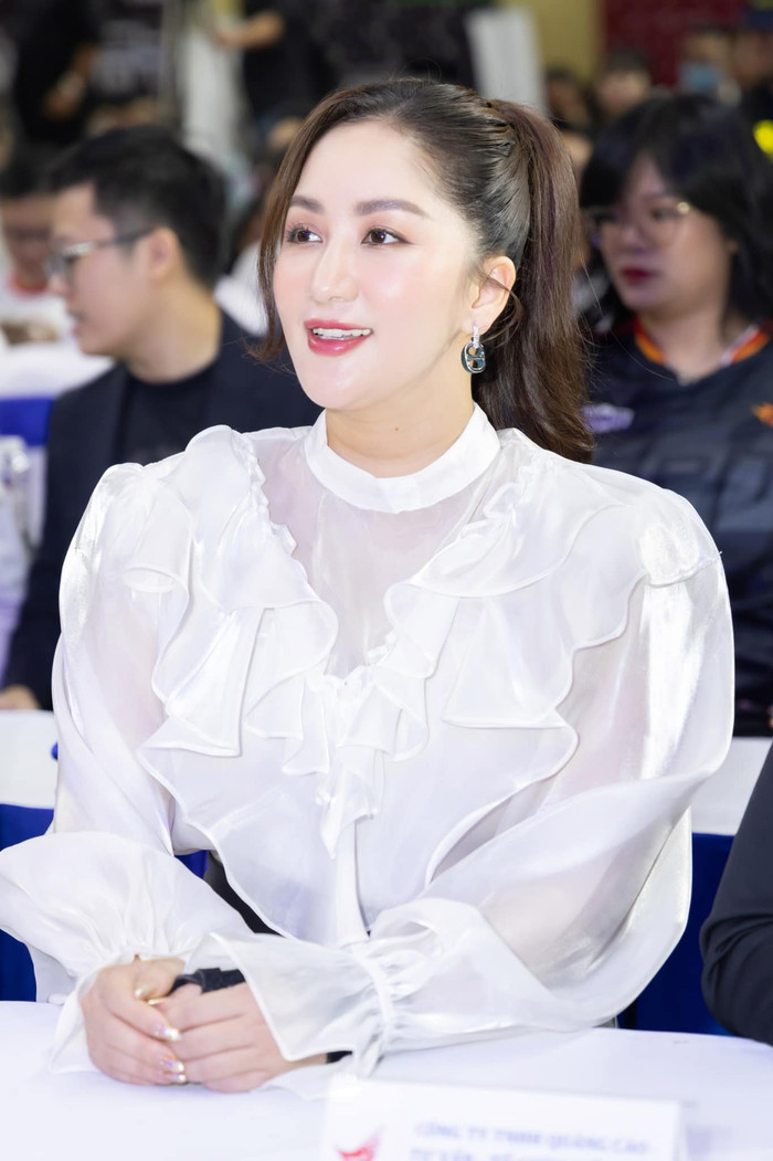 Có thể là hình ảnh về 2 người