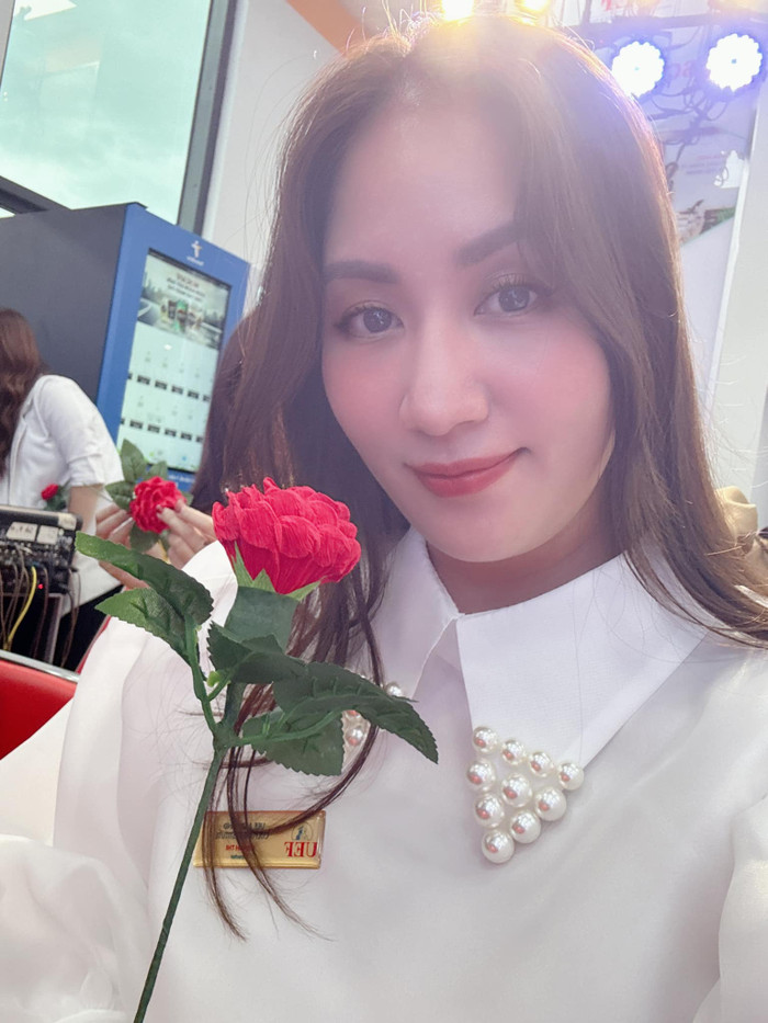 Có thể là hình ảnh về 1 người, hoa cát tường và hoa ly trắng