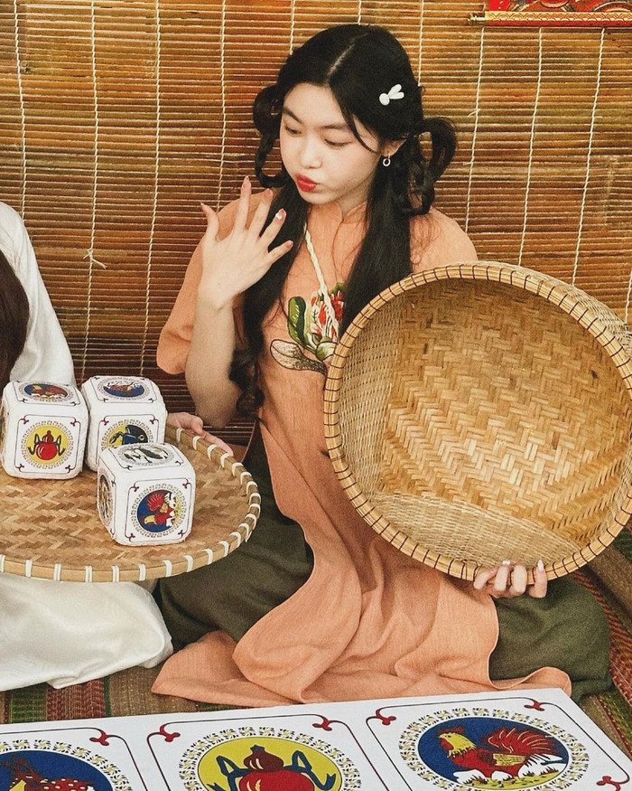 Lọ Lem (Mai Thảo Linh) sinh năm 2005 đang là cái tên được nhiều người yêu thích trên mạng xã hội. Bên cạnh thần sắc ấn tượng, nhóc tì còn gặt hái được nhiều thành tích/giải thưởng nghệ thuật ở trường. Tuy có bố mẹ là người nổi tiếng và thành đạt, thế nhưng Thảo Linh được dạy cách sống giản dị, tự lập, biết yêu thương và giúp đỡ những người khó khăn.