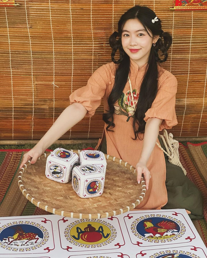 Khi đã chạm bước ngưỡng tuổi 18, đường nét gương mặt cũng như vóc dáng của Lọ Lem thêm phần thăng hạng. Dù còn nhỏ tuổi nhưng nhóc tì đã sở hữu lượng fan hâm mộ khủng trên mạng xã hội. Bên dưới bài viết, không ít khán giả để lại bình luận “có cánh” dành cho cô.  