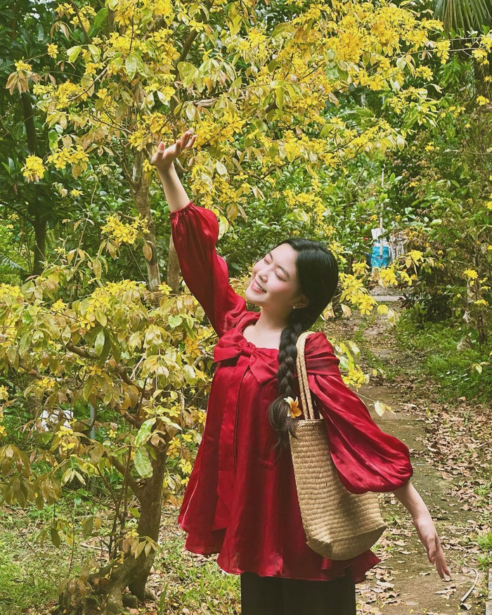 Mới đây, Lọ Lem thu hút lượng lớn fan sắc đẹp Việt khi chia sẻ bộ ảnh du xuân Giáp Thìn cùng gia đình. Xuất hiện trong khung ảnh mới, bé con khoe trọn đường nét trong veo với 2 items truyền thống - hiện đại mang sắc đỏ và cam hút mắt người xem.  