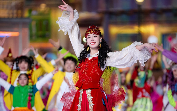 Sự thật sau điệu múa Tân Cương gây sốt của Địch Lệ Nhiệt Ba ở Xuân Vãn Ảnh 2