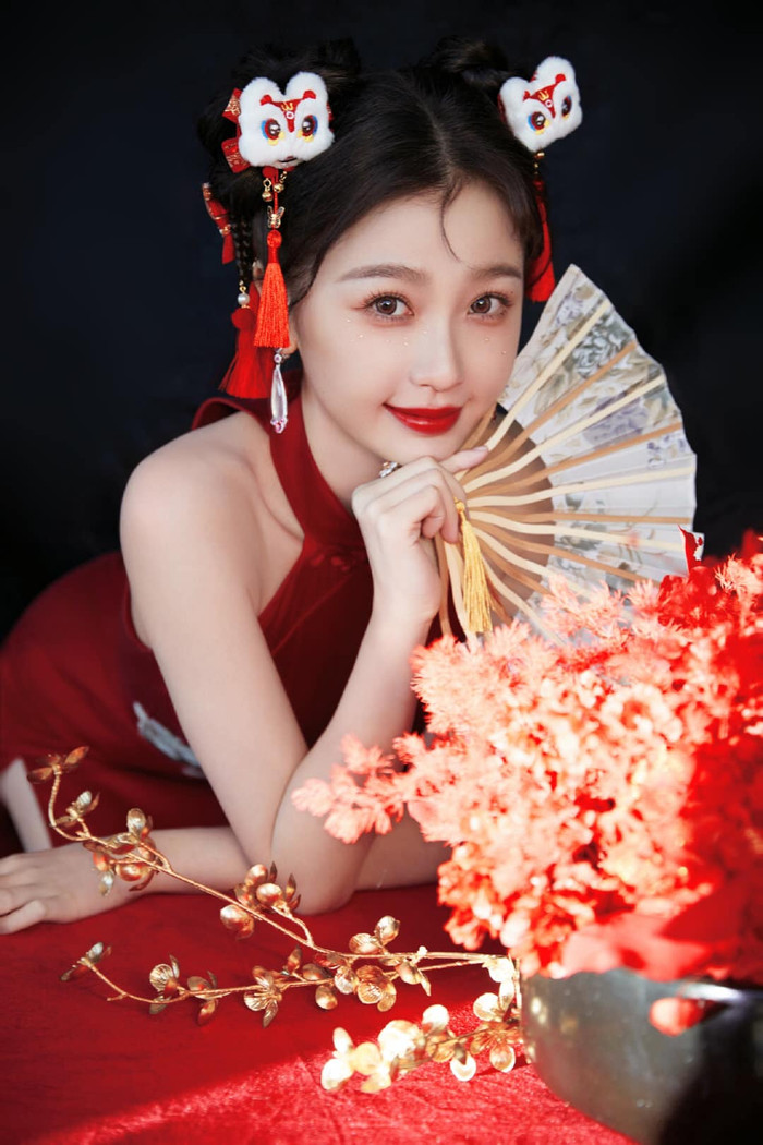 Ngu Thư Hân nhí nhảnh tươi tắn trong bộ hình đầu năm mới.