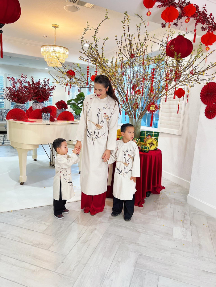 Rất nhiều lần, Phạm Hương chia sẻ lý do không muốn công khai chồng trên mạng xã hội: 'Anh ấy không phải người của showbiz, chỉ là một người bình thường thôi. Cuộc sống bên Mỹ của họ rất đơn giản. Tôi không muốn những áp lực mình đã phải trải qua lại dành cho chính gia đình của mình'.
