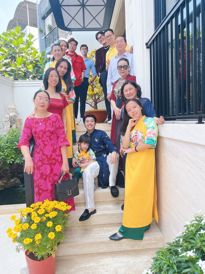 Hình ảnh Noo Phước Thịnh sum vầy bên cạnh gia đình trong ngày Mồng 1 Tết. 