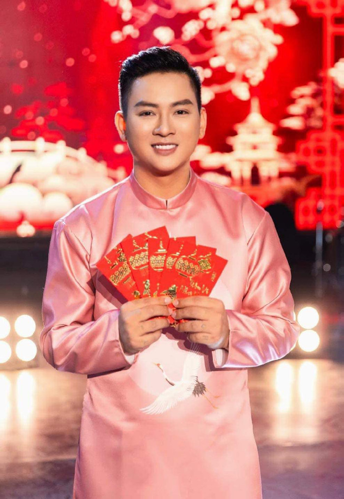 Hoài Lâm diện áo dài, gửi lời chúc mừng năm mới đến 'người đặc biệt' Ảnh 1