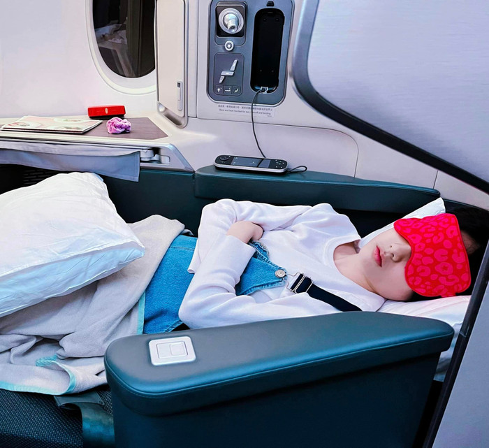 Bé Gạo - Con gái của Thủy Tiên và Công Vinh ngày một phổng phao, cao lớn. 