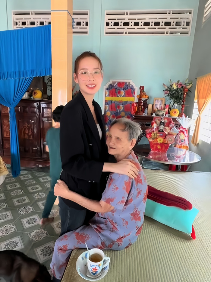 Câu trả lời của bà khiến nhiều người xem không khỏi mủi lòng, nhớ về ông bà mình nơi phương xa. Bên dưới bài đăng, nhiều netizen cũng gửi lời chúc sức khỏe đến cụ và hy vọng nàng hậu sẽ chăm về quê bên bà hơn.
