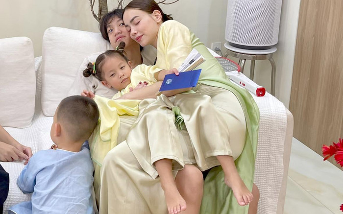 Hồ Ngọc Hà sum vầy với các con ngày Tết: Cậu cả Subeo ẵm cả mẹ lẫn em gái Ảnh 2