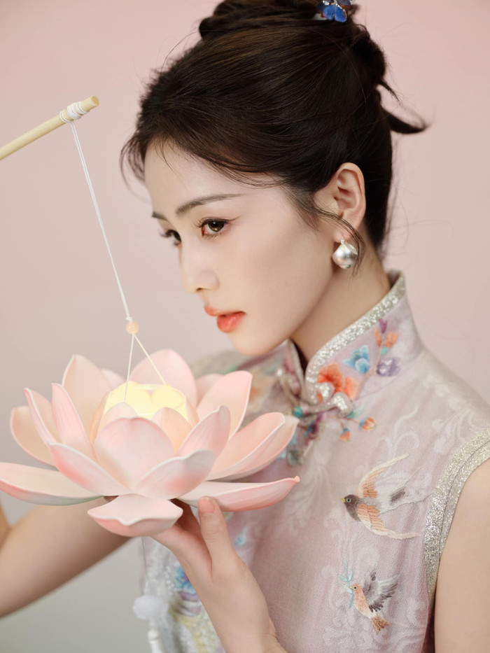 Ở các góc máy cận, Bạch Lộc khoe trọn làn da trắng hồng, không khuyết điểm, gương mặt thanh tú, ngũ quan hài hoà. Đặc biệt, góc nghiêng cực phẩm của cô khiến netizen không khỏi xuýt xoa.