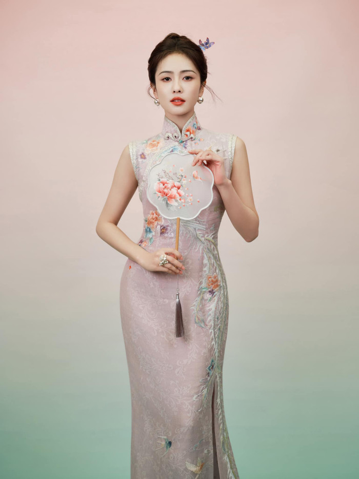 Sườn xám là trang phục yêu thích của Bạch Lộc, trong quá khứ, nữ diễn viên nhiều lần diện trang phục này ở những dịp đặc biệt. Mỗi lần cô xuất hiện, netizen lại được dịp trầm trồ bởi vẻ ngoài kiều diễm, đậm chất truyền thống.