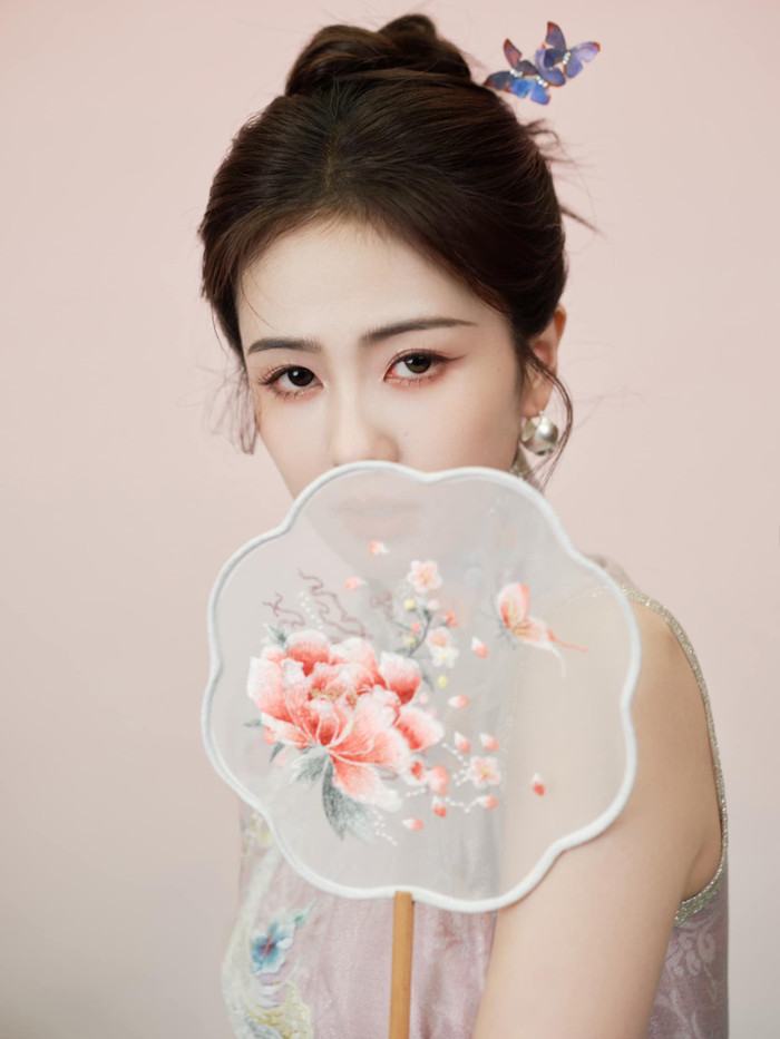 Ngoài lồng đèn hình hoa sen, Bạch Lộc cũng gây sốt khi tạo dáng với quạt tròn hình hoa, được trang trí nhã nhặn. Phụ kiện này cũng được nhiều khán giả 'săn lùng' sau khi được Bạch Lộc sử dụng.