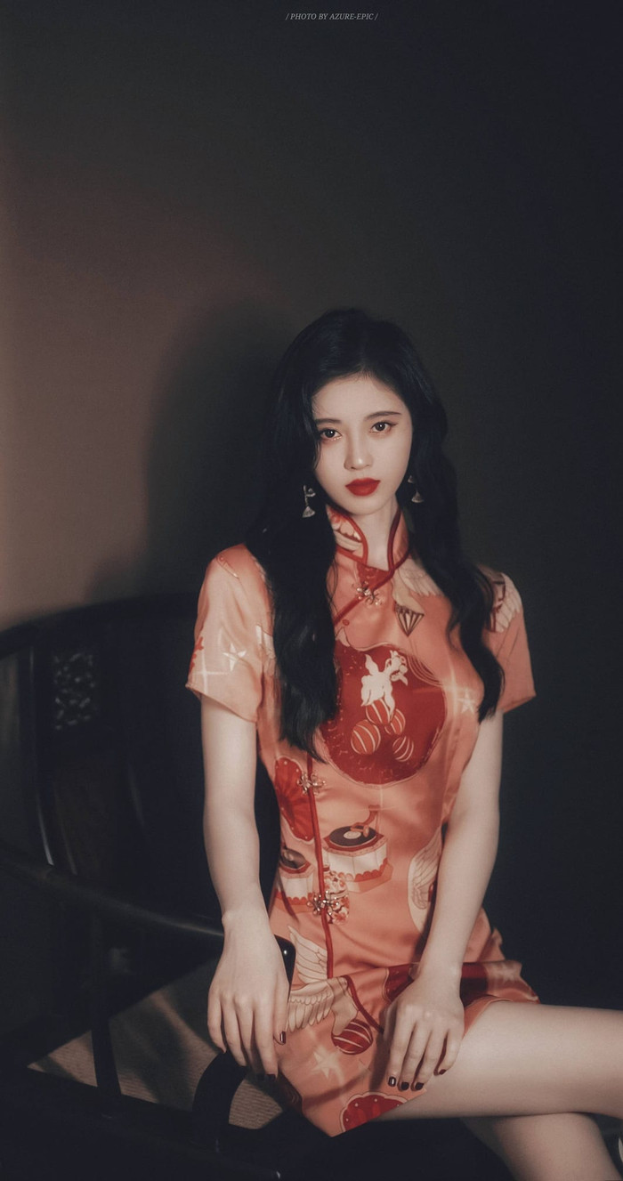 Trong Bạch Lộc mang đến vẻ đẹp cổ điển khi diện sườn xám, thì Cúc Tịnh Y lại trông rất hiện đại trong tạo hình này. Cúc Tịnh Y để tóc đen dài, được uốn xoăn tự nhiên, trông rất quyến rũ, không tươi sáng như đồng nghiệp cùng tuổi.