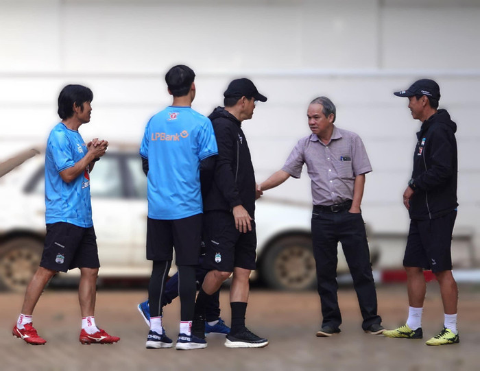 Bầu Đức chúc Tết và động viên thầy trò HLV Vũ Tiến Thành vào chiều mùng ba Tết. Ảnh: HAGL