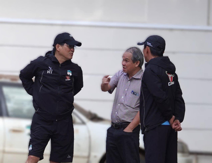 Bầu Đức tin tưởng HLV Vũ Tiến Thành sẽ giúp HAGL chơi khởi sắc khi V.League trở lại. Ảnh: HAGL