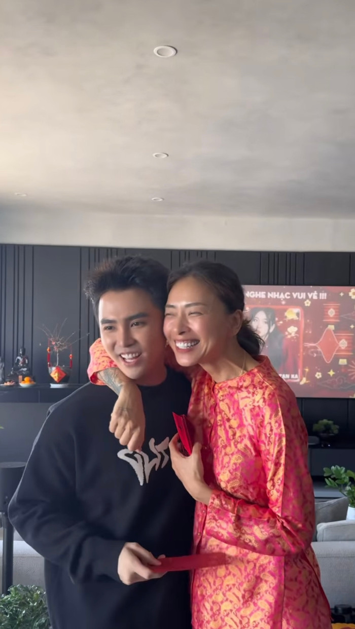 Ngô Thanh Vân vui vẻ trao lì xì cho Will ở nhà riêng