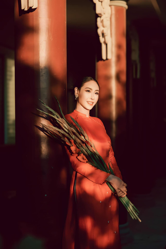 Bên dưới bài viết, netizen dành nhiều lời khen có cánh cho sắc vóc tuổi U50 của Hà Kiều Anh, đồng thời mạnh dạn “xin vía” để có vẻ ngoài luôn rạng rỡ, tươi trẻ như cô.