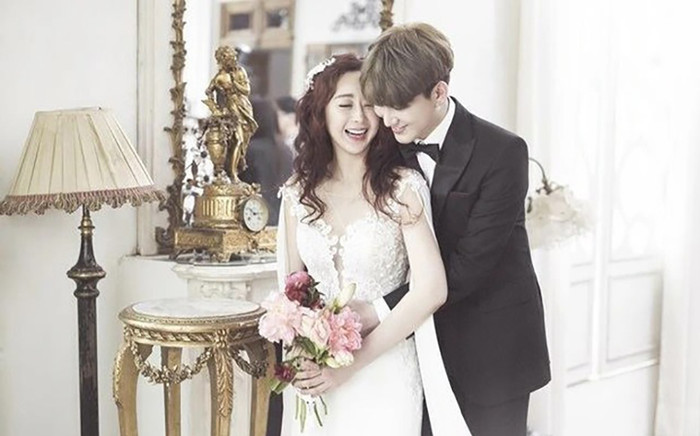 Rộ tin cặp đôi lệch nhau 18 tuổi rạn nứt, chồng trẻ còn lộ ảnh thân mật với trai lạ Ảnh 2