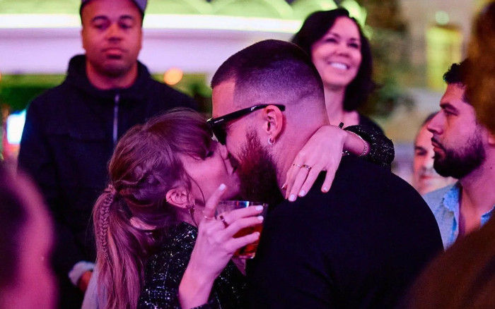 Taylor Swift công khai khóa môi bạn trai cầu thủ trên nền nhạc bản hit của chính mình Ảnh 2