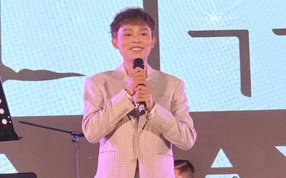 Hồ Văn Cường chạy show Tết, khán giả liên tục lên sân khấu tặng lì xì Ảnh 2