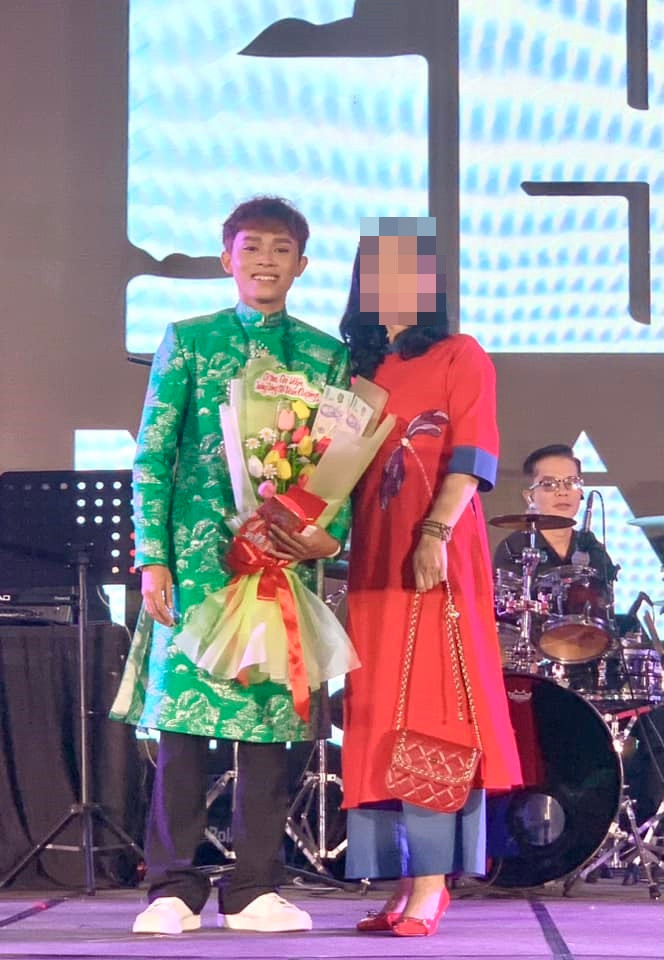 Hồ Văn Cường chạy show Tết, khán giả liên tục lên sân khấu tặng lì xì Ảnh 4