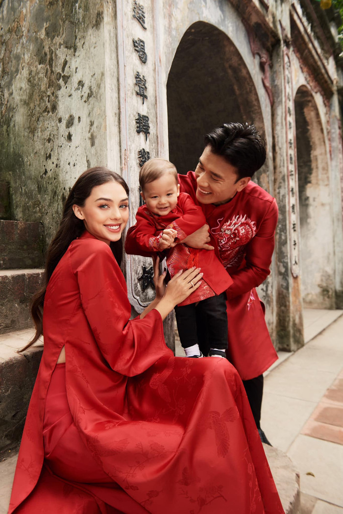 Tôi nghĩ và hy vọng mọi người thích việc có một người nước ngoài trong gia đình - người biết cách thích nghi với văn hóa Việt Nam. Để thể hiện sự tôn trọng và yêu thương đối với toàn thể người dân Việt Nam, tôi cầu chúc sức khỏe, thịnh vượng và may mắn trong năm mới.”.  