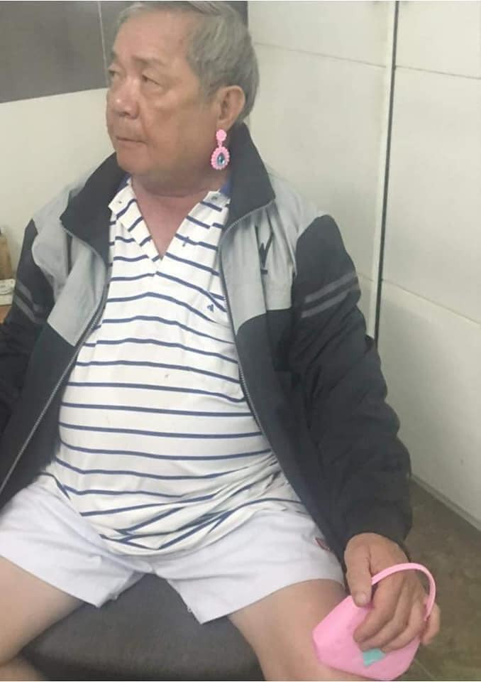 Gương mặt của ông đã không còn nụ cười như hôm đầu tiên đón cháu về