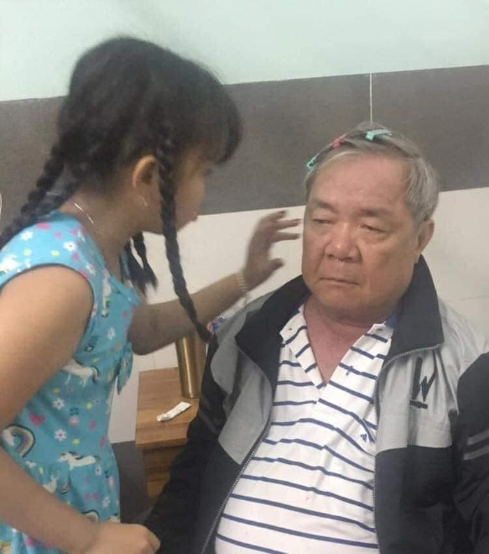 Các cháu nhỏ đứa đeo hoa tai, đứa buộc tóc cho ông...