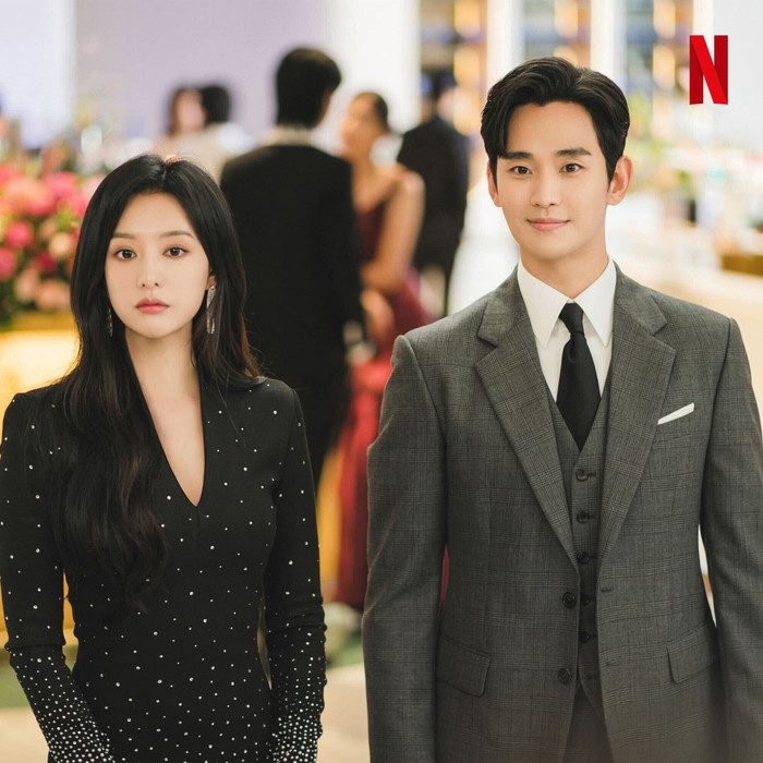 Kim Ji Won và Kim Soo Hyun lần đầu đóng cặp.