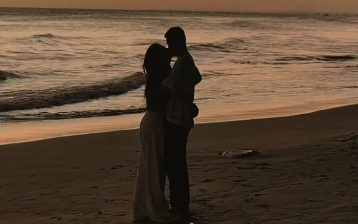 Ngọc Trinh hôn đắm đuối 'hot boy' ở biển Ảnh 2