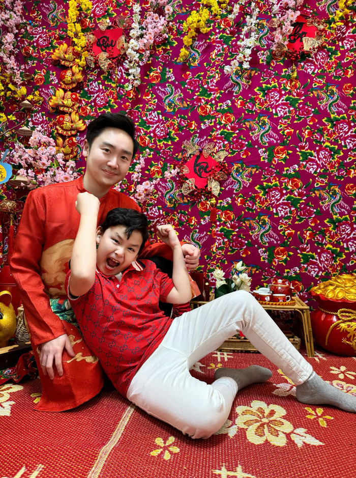 Chồng thứ ba của Hoa hậu Diễm Hương trẻ trung, thân thiết với con riêng của người đẹp. 