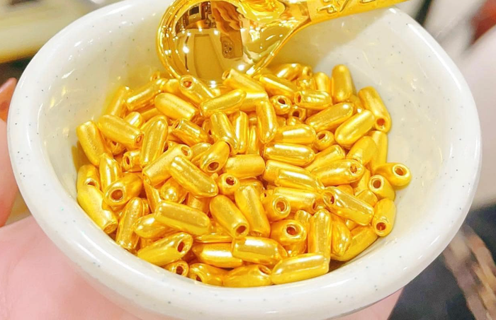 Hạt gạo vàng được chế tác từ vàng 24k 'đắt như tôm tươi' khi ngày vía Thần tài đang đến gần. Ảnh: VietNamNet