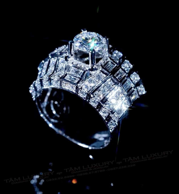 Cận cảnh chiếc nhẫn kim cương giá trị cao mà hotgirl chuyển giới Trúc Ly tặng người yêu. 