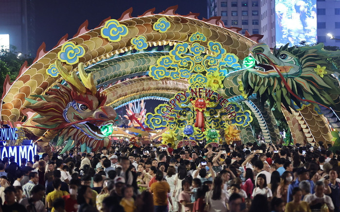 Cặp linh vật rồng ở đường hoa Nguyễn Huệ sẽ được giữ đến hết tháng giêng để phục vụ du khách Ảnh 2