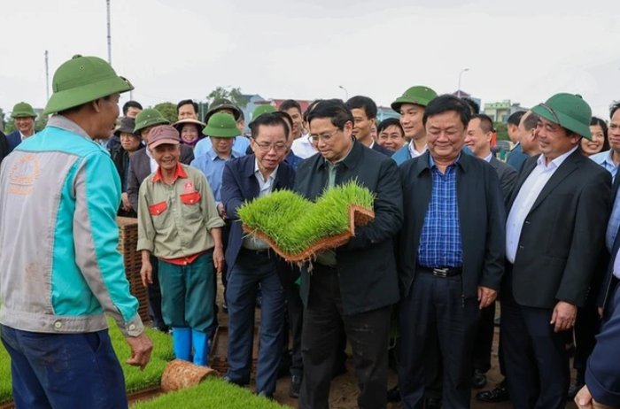 Thủ tướng đã thăm khu vực sản xuất mạ khay tại Hải Dương chiều nay. Ảnh: Nhật Bắc